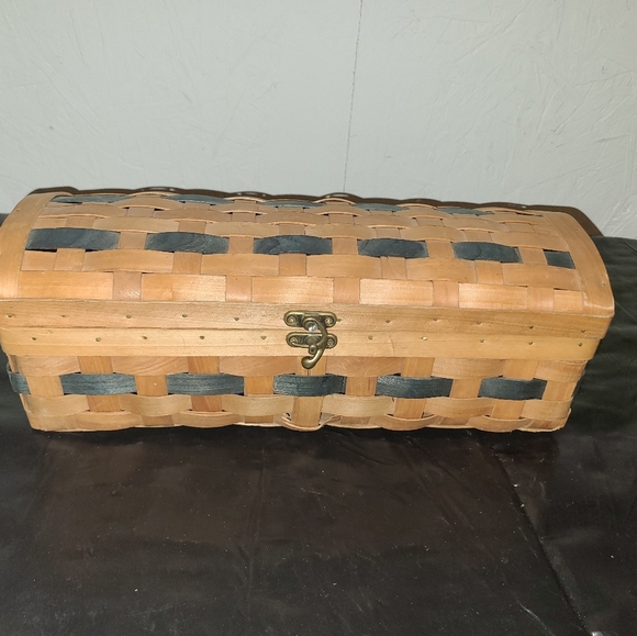 woven wooden storage basket with Christmas Bowes - Picture 4 of 4